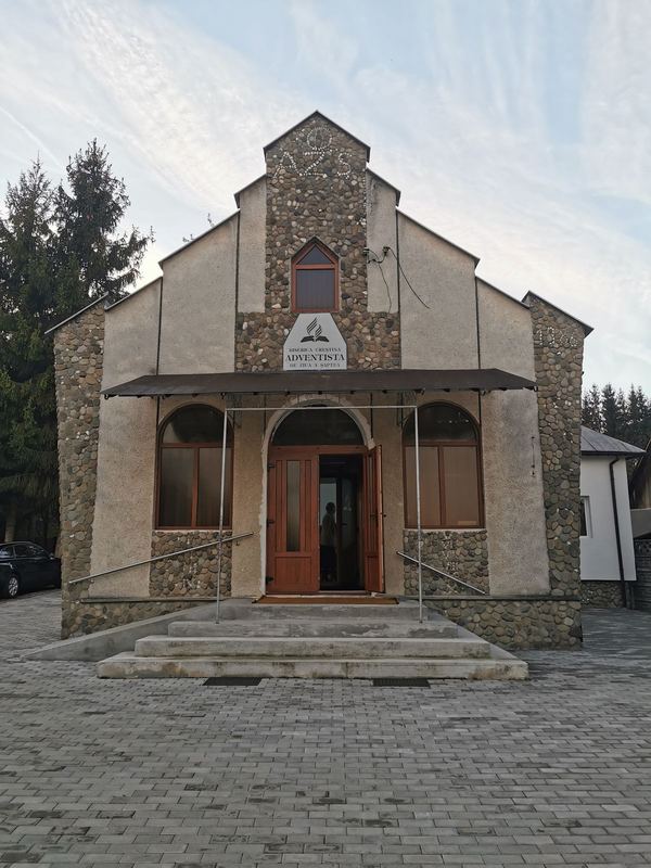 Fațada bisericii adventiste din Remeți