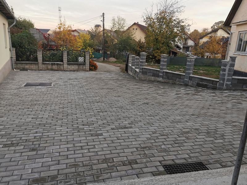 Curtea bisericii spre stradă