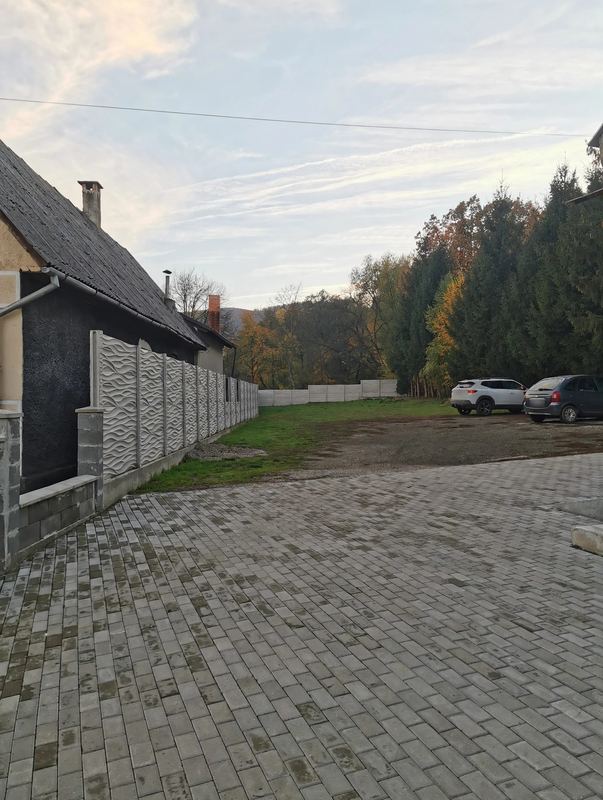 Curtea și parcarea bisericii