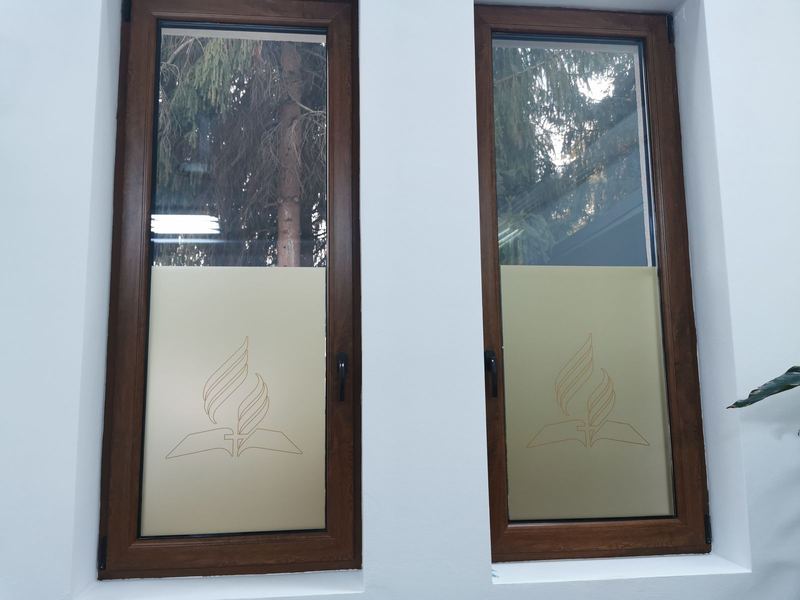 Ferestre cu sigla Bisericii Adventiste