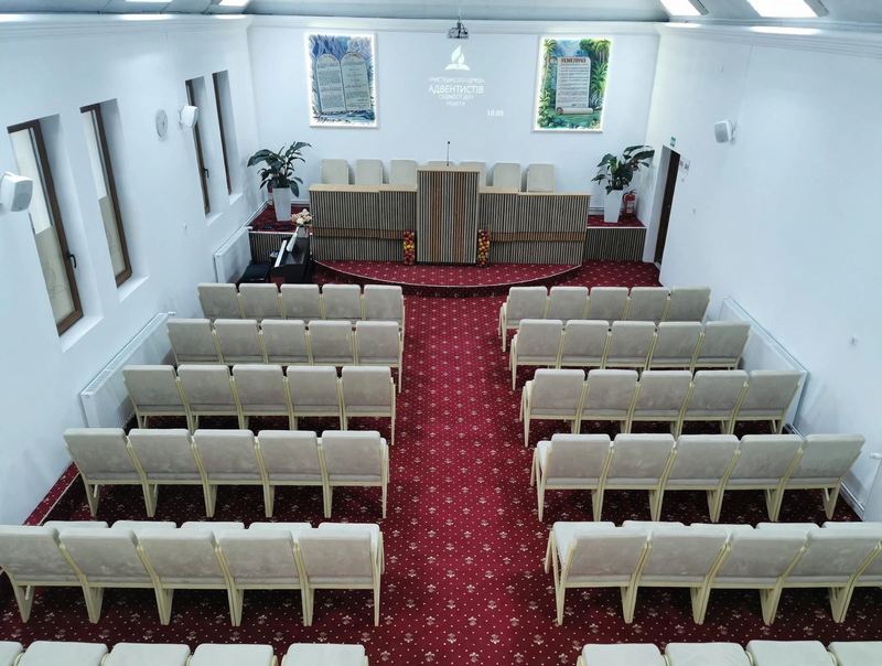 Sala de cult, cu amvonul